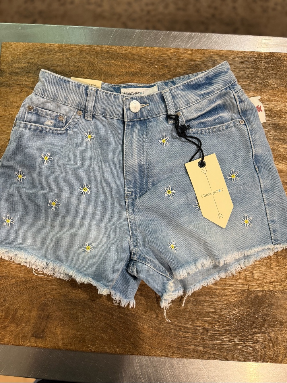 Altar'd State -ban.Kara Light Blue Daisy Embroidered Denim Shorts